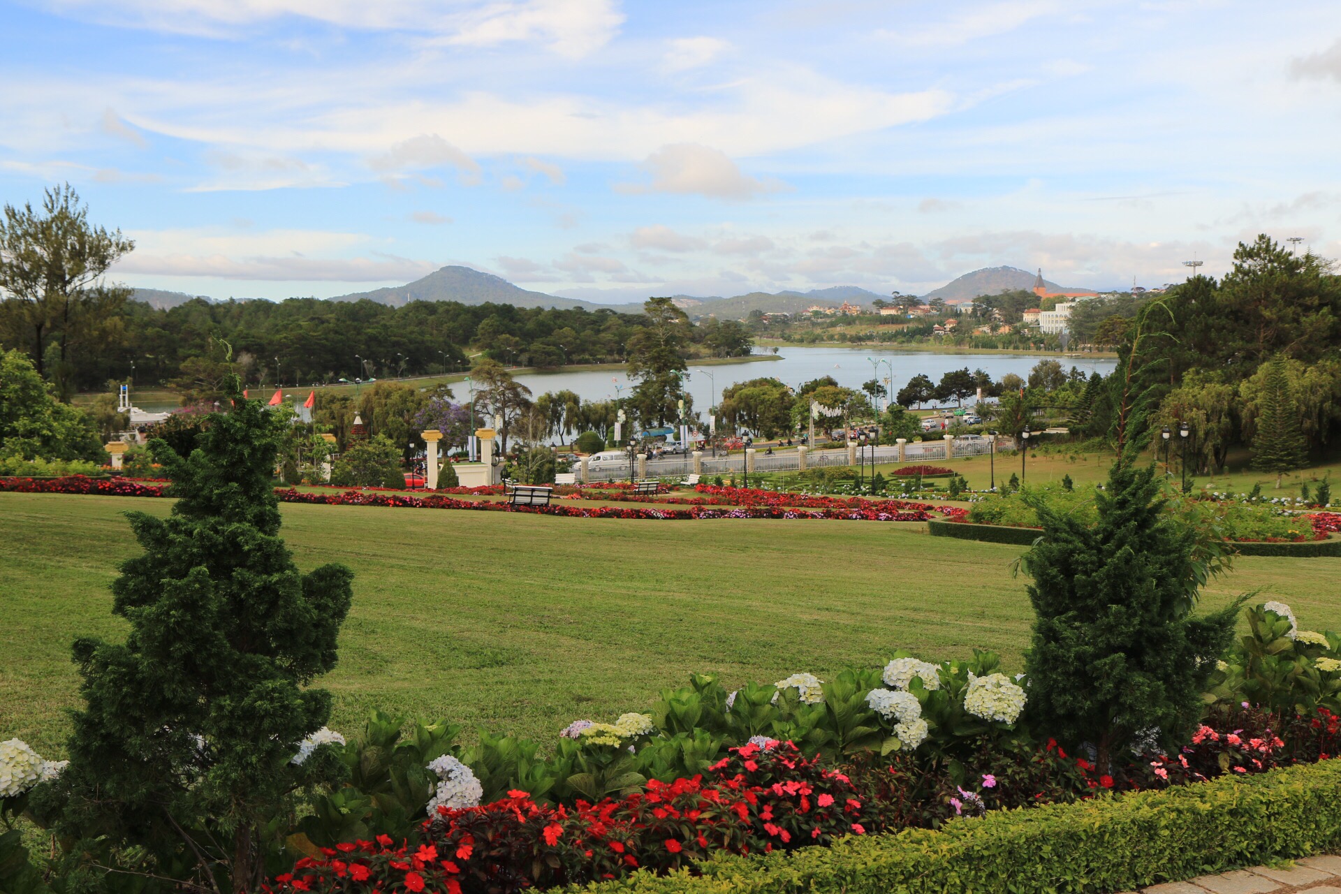 Im Park des Palast Hotels mit Blick auf den See.