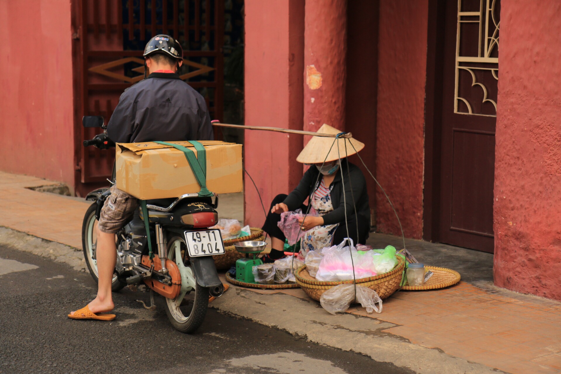 Vietnam-Symbolbild Nummer 1 - alles drauf: Kegelhut, Tragestange und Moped.