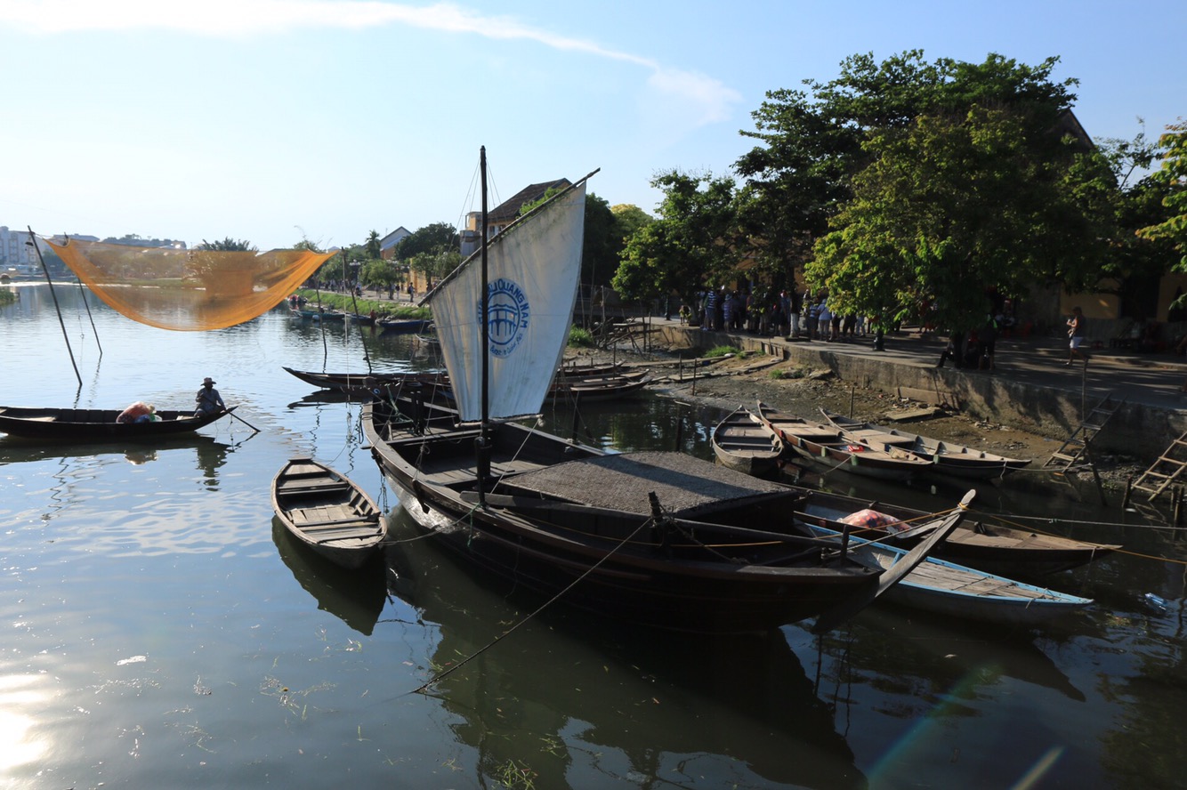Drachenboote, die man mieten kann, auf dem kleinen Fluss durch Hoi An.