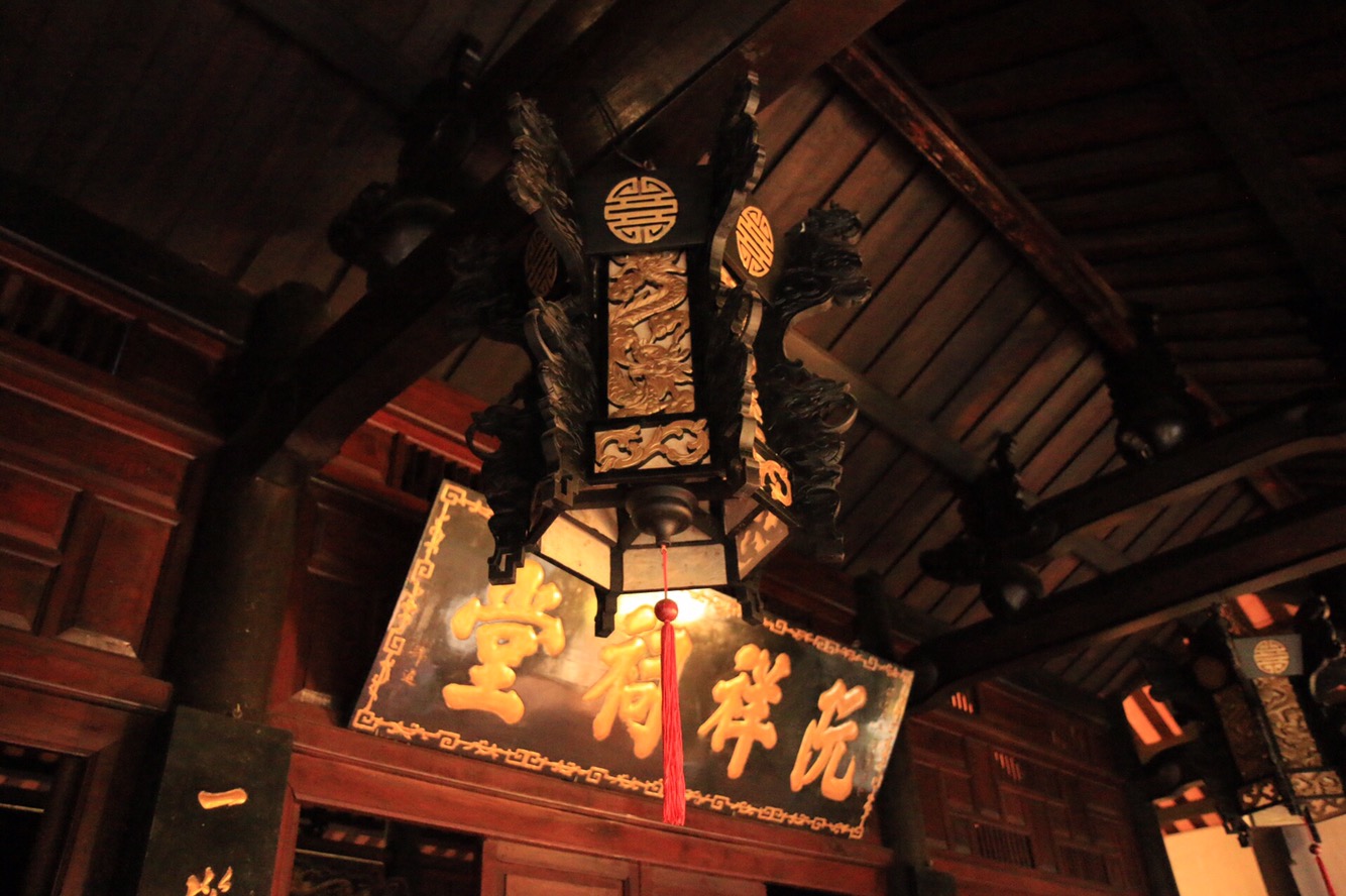 Eine Deckenlampe in einem Tempel, der sich seit Jahrhunderten in Privatbesitz einer Familie befindet.
