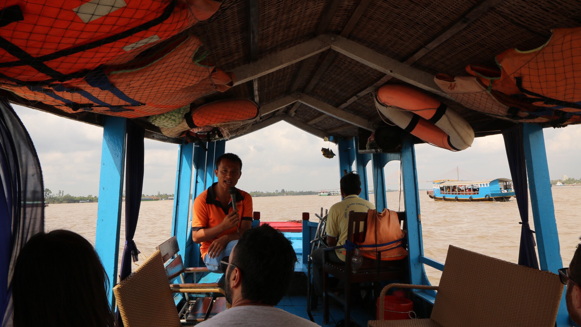 Mit großem Boot ging es anfangs über einen breiten Arm des Mekong-Rivers.