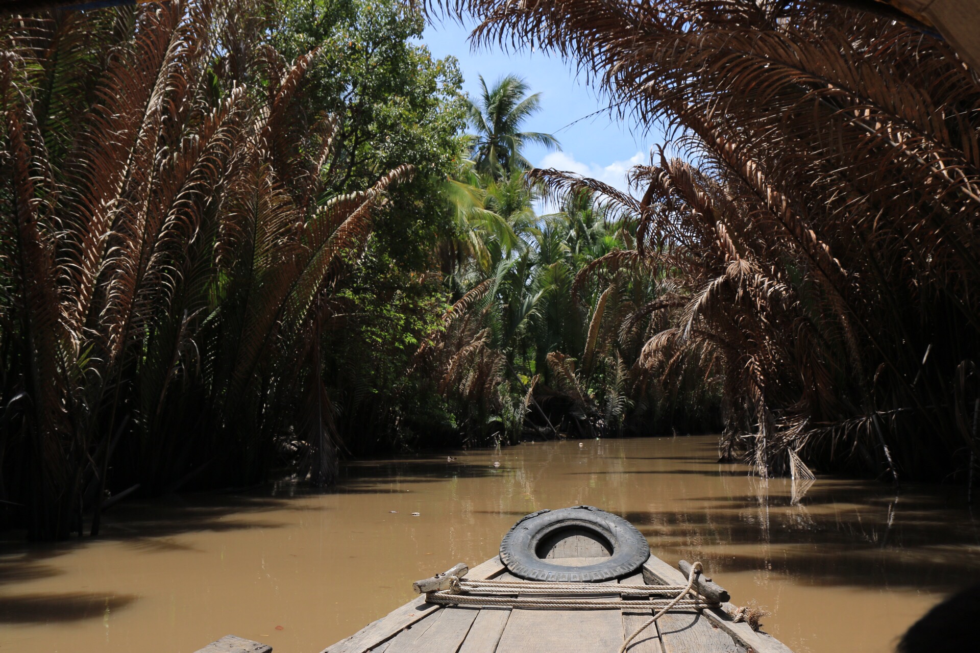 Mit einem Boot mitten durch den Dschungel, eine perfekte Filmkulisse.