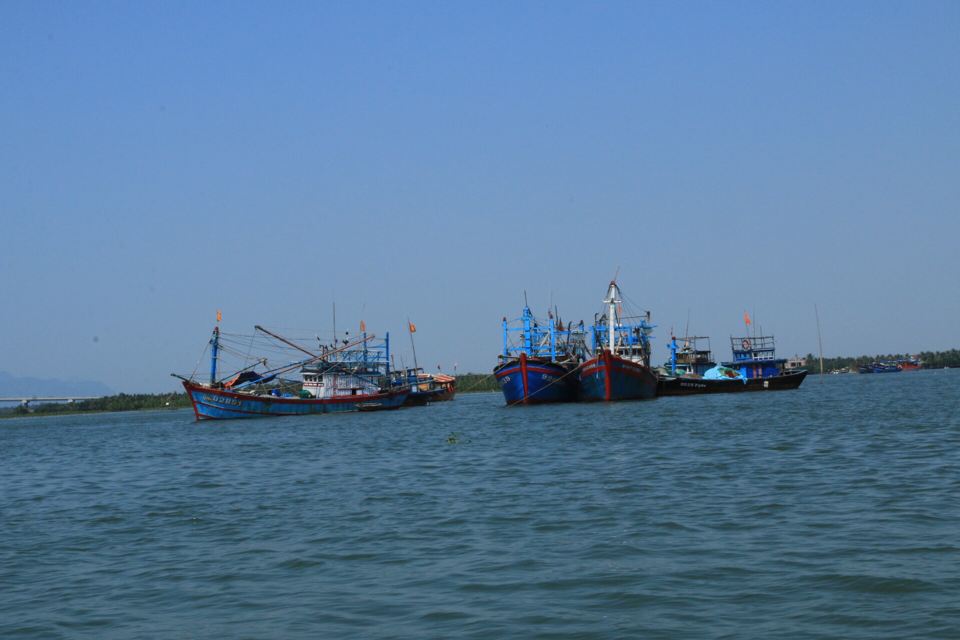 Fischerboote noch im Hafen von Hoi An.