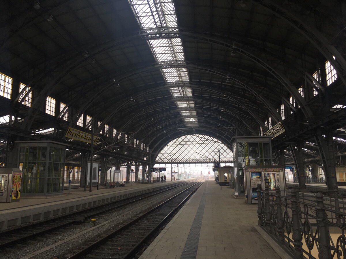 Dresden-Neustadt: obwohl nicht mal der Hauptbahnhof in der Stadt ein überaus prächtiger Bahnhof.