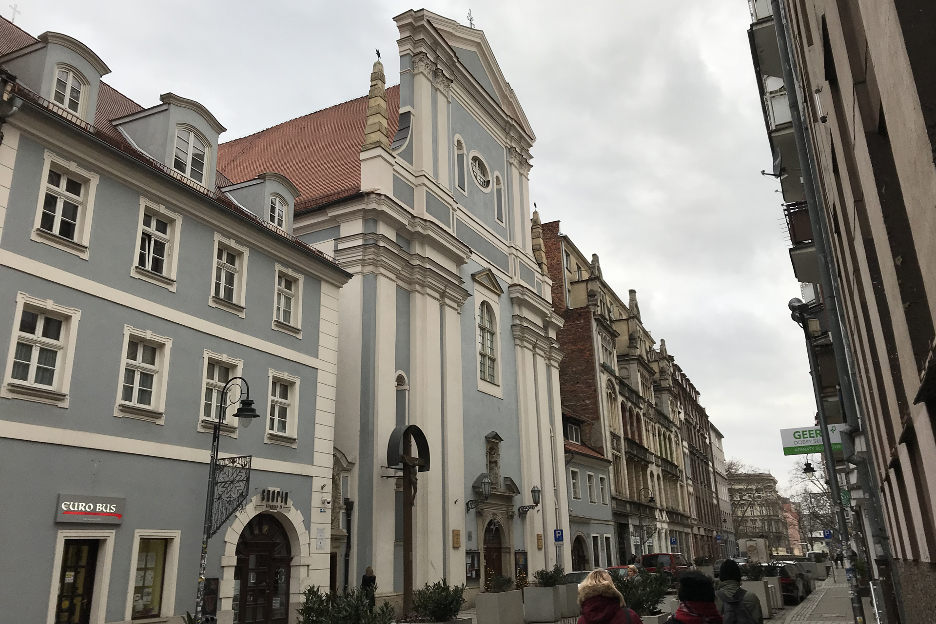 Im Jüdischen Viertel von Wroclaw. Links alles renoviert, rechts noch etwas älter.