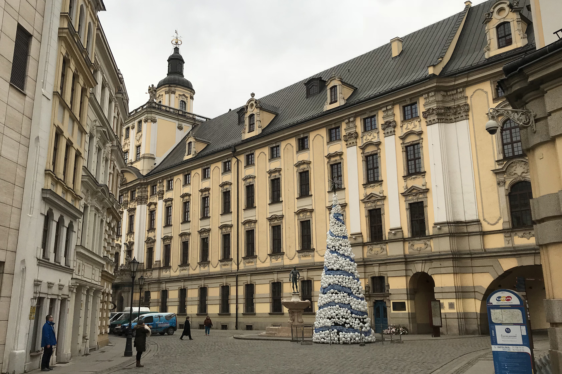 Die Universität von Wroclaw. Und einer der vielen bis Anfang Februar stehenden Weihnachtsbäume.