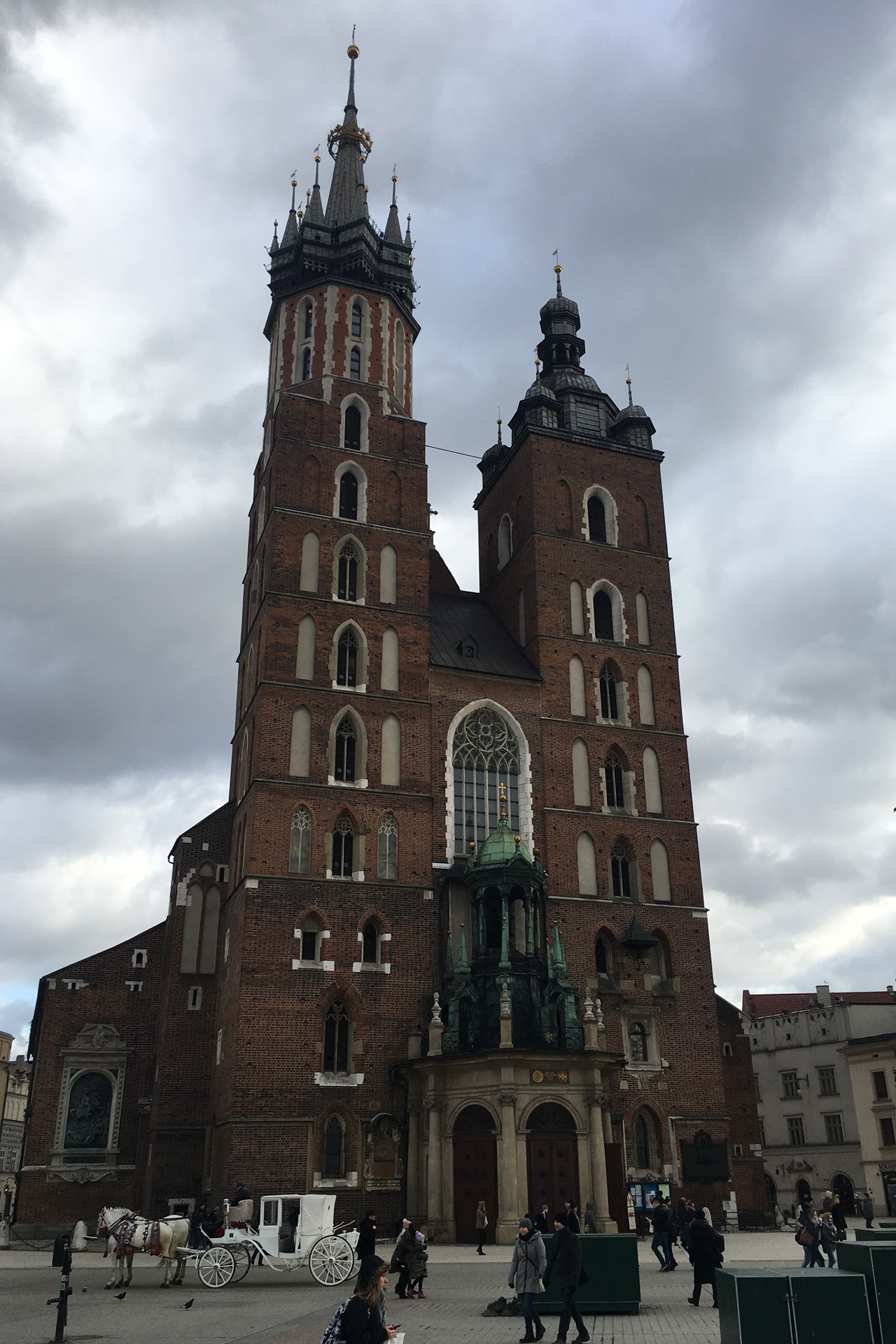 So wird man von der Basilika in Krakau empfangen. Die vielen Kutschen haben mich ein bisschen an Wien erinnert.