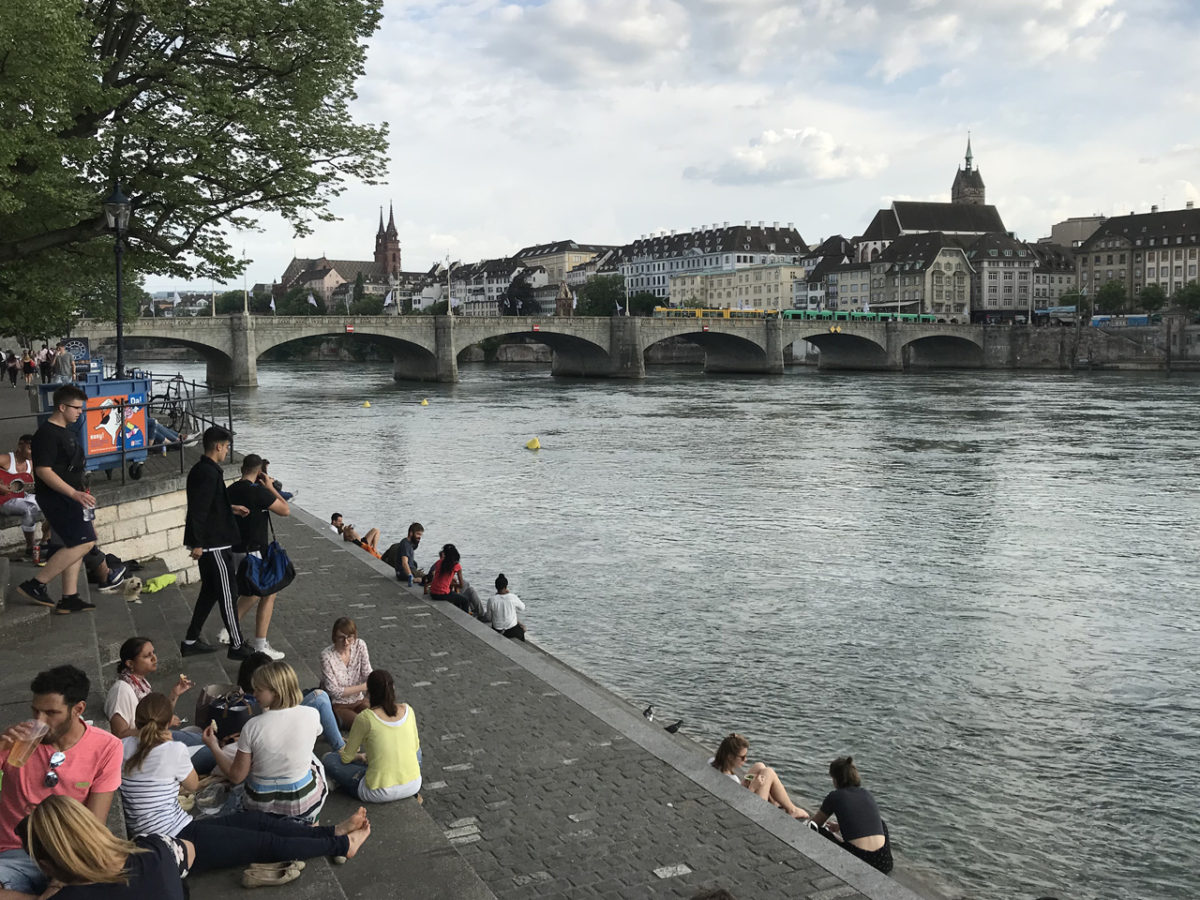 Trotz Sonnenstich: die Stimmung abends am Rheinufer in Basel war großartig!