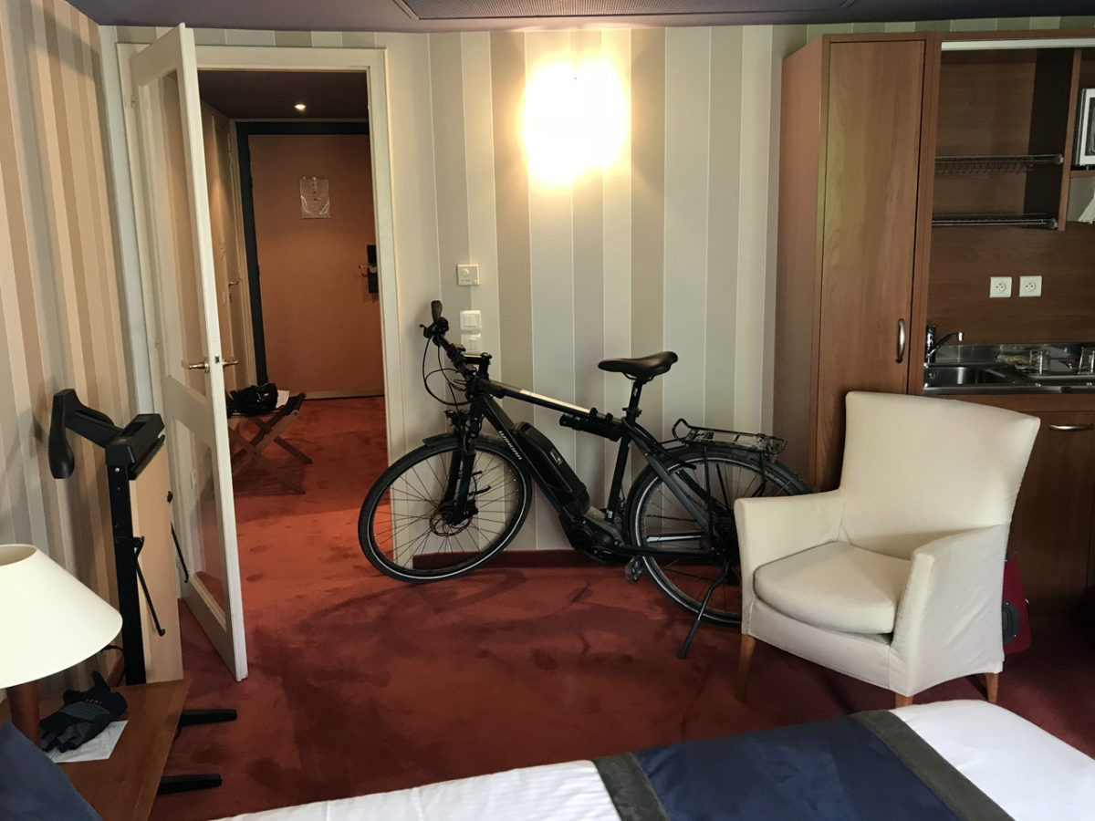 Mein Fahrrad im Hotelzimmer. Macht sich doch prima auf dem roten Teppichboden.