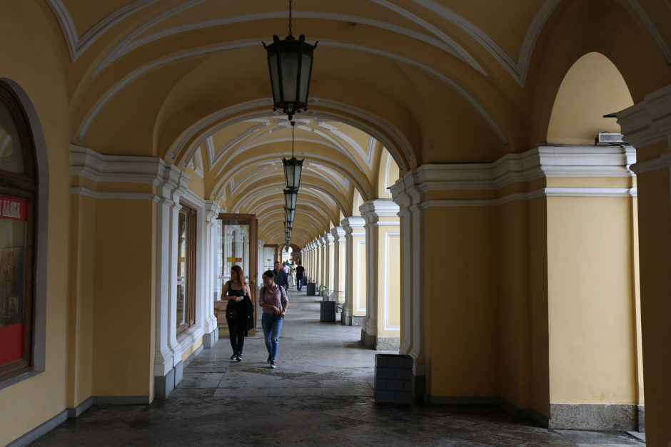 Perfekt für Regentage: entlang des Nevsky Prospekt kann man einen zugegeben kleinen Teil auch unter Arkaden laufen.