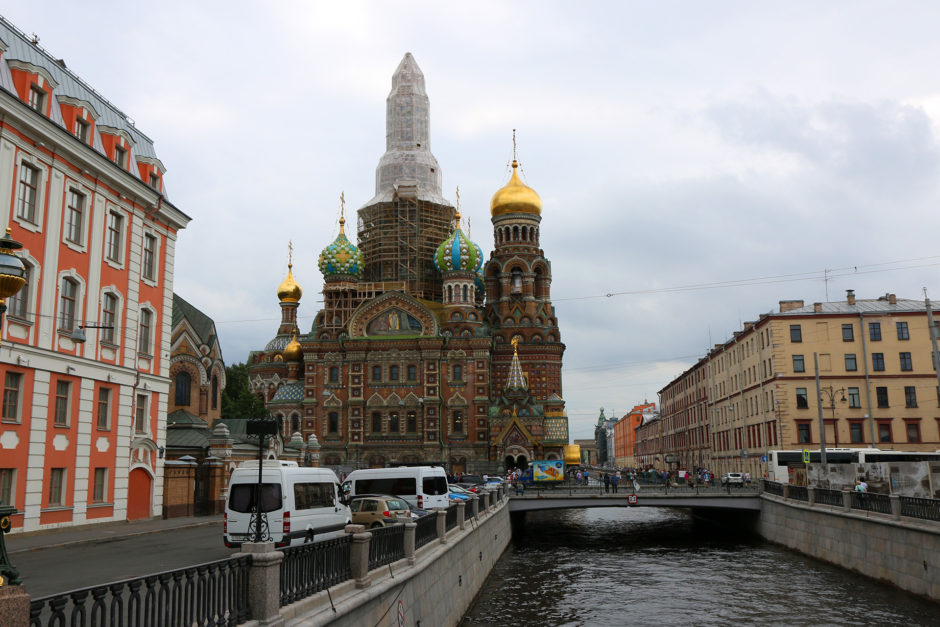 Damit man die Blutkirche in St. Petersburg nicht mit der Basilius Kathedrale in Moskau verwechselt ist sie extra eingerüstet.
