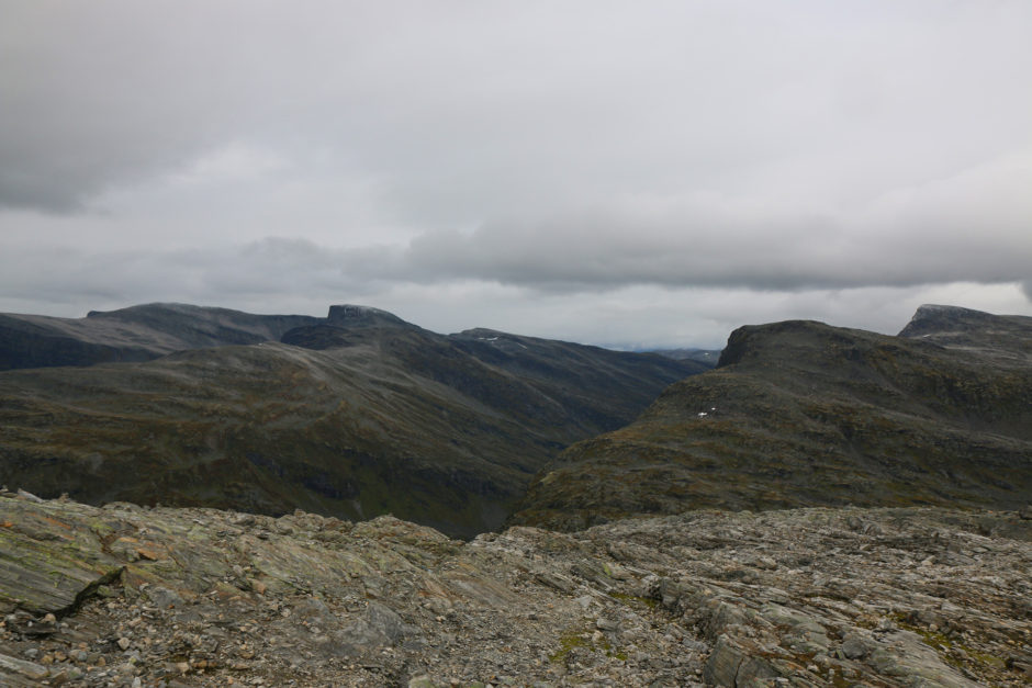 Der Blick auf weitere Gipfel im Nationalpark.