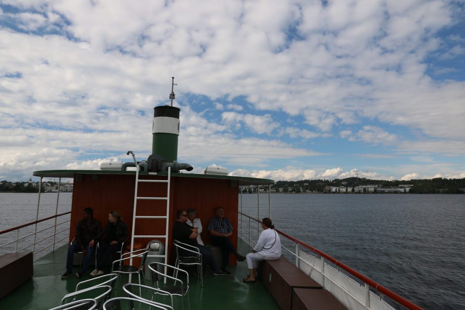 Das Bild zeigt fast alle Passagiere auf dem Ausflugsschiff.