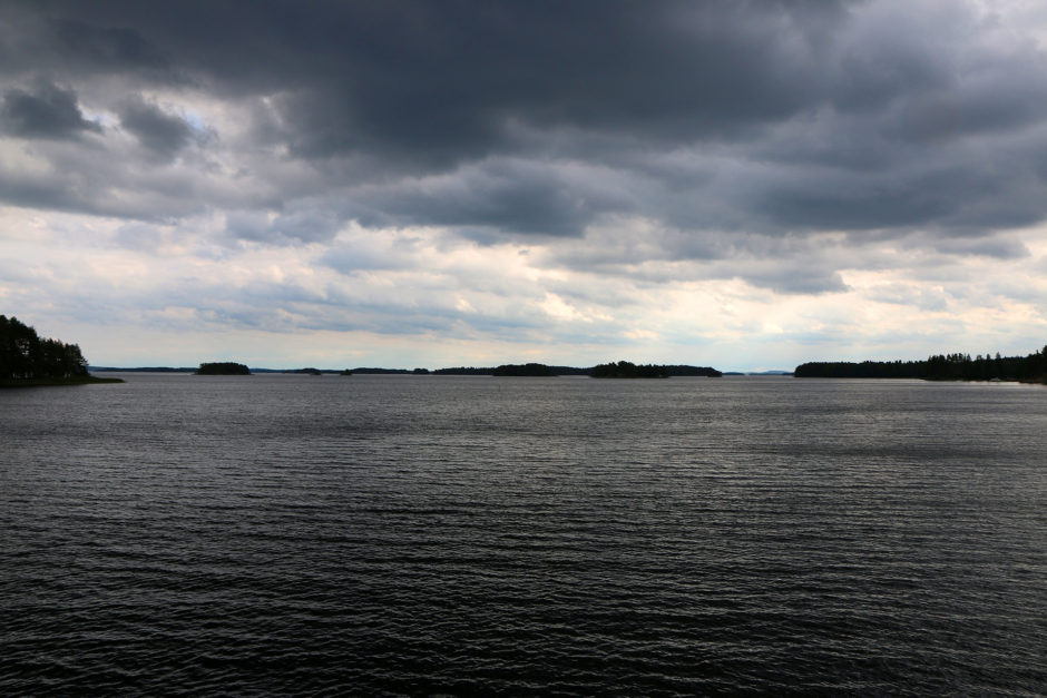 Anfangs hingen noch dunkle Wolken über dem See.