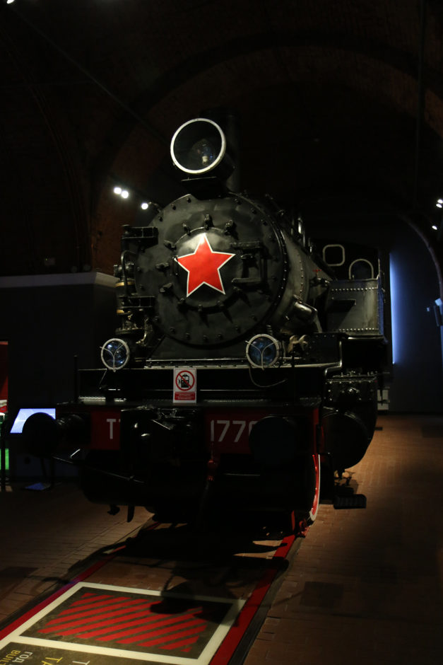 Eine imposante sowjetische Dampflok erwartet einen gleich zu Beginn.