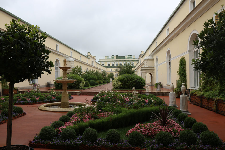 Was im Winterpalast etwas kurz kommt sind die Gärten. Aber dafür hatten die Zaren ja eigene Paläste vor den Toren der Stadt. Natürlich.
