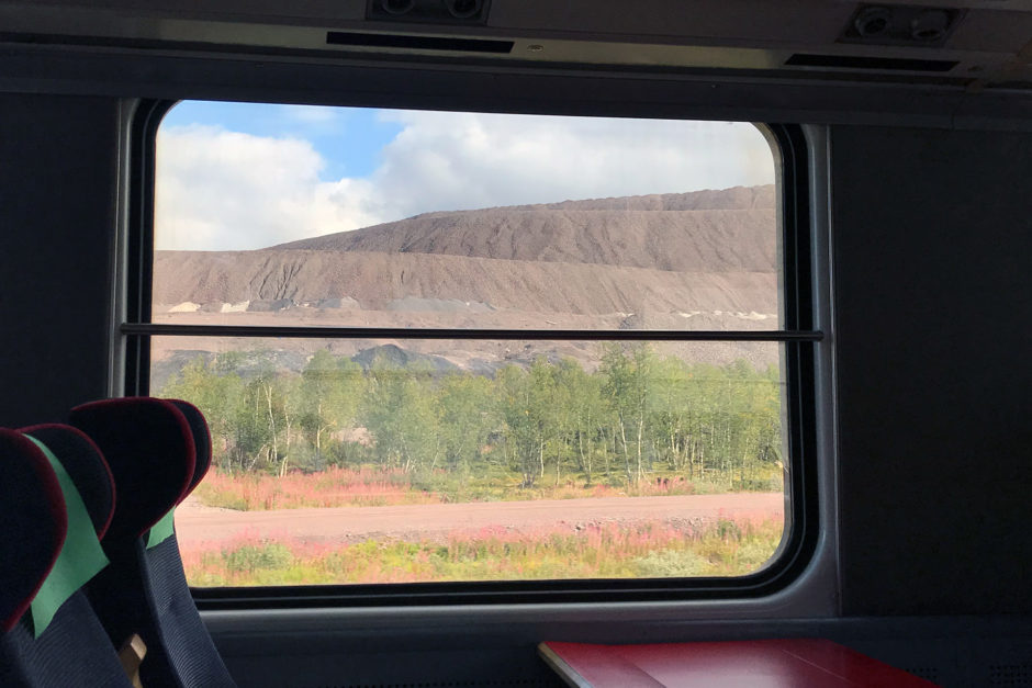Vor Kiruna fuhren wir an nicht enden wollenden aufgeschütteten Eisenerz-Bergen vorbei.