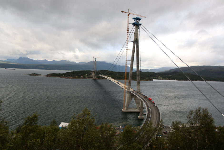 In der Nähe von Narvik wird gerade eine neue Brücke über den Fjord gebaut.