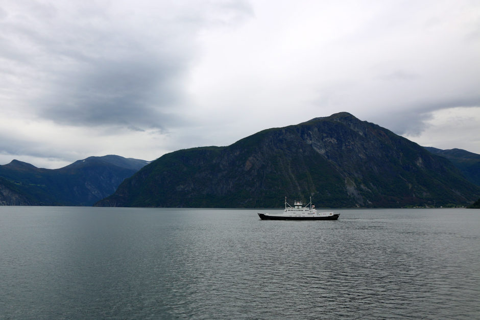 Mit einer Autofähre ging es in wenigen Minuten für 11 Euro über den Fjord.