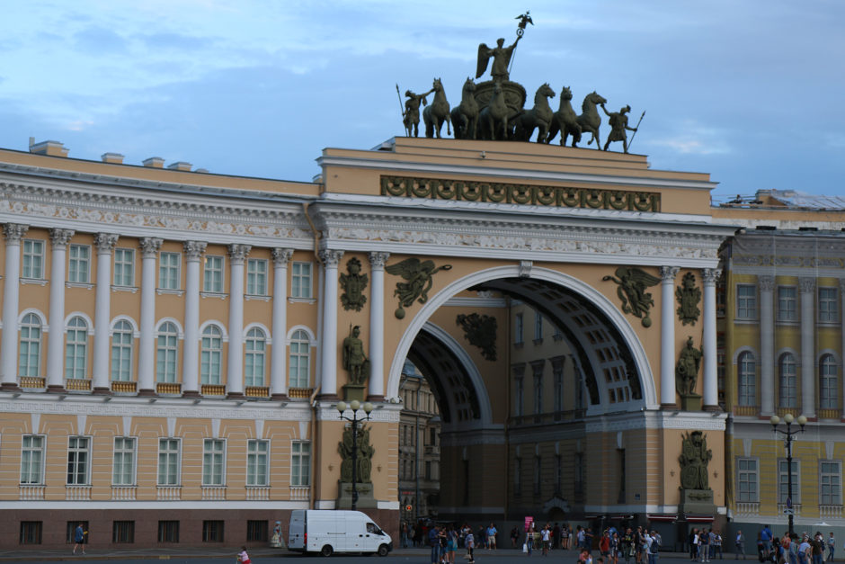 Das Gebäude des Generalstabs mit integriertem doppeltem Triumphbogen am Palastplatz.