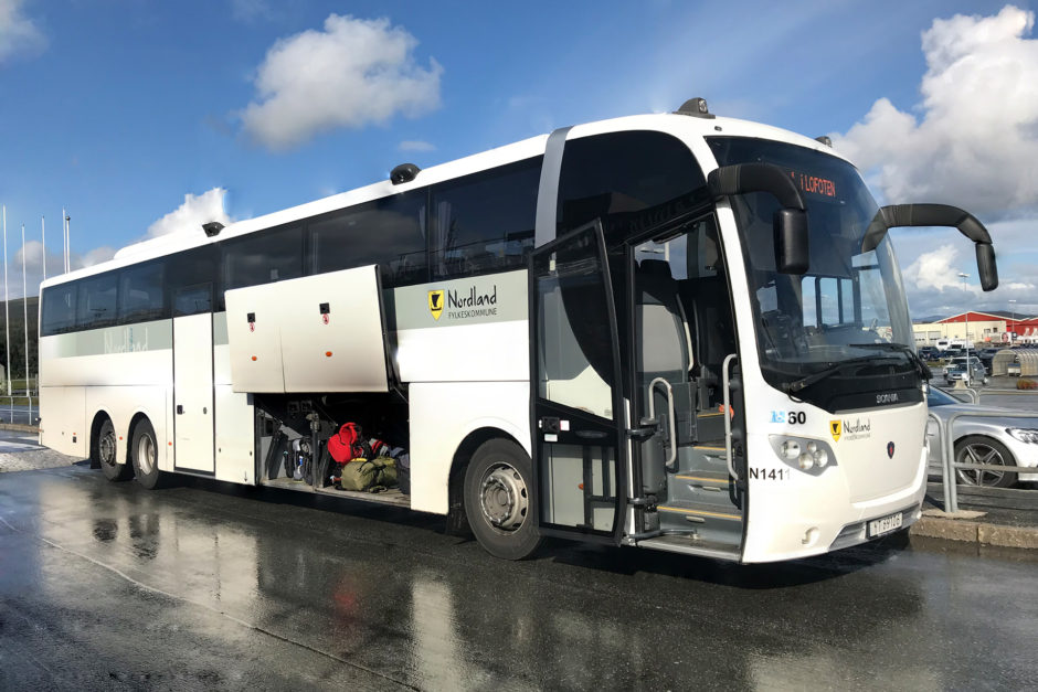 Unser Bus beim Zwischenhalt am Flughafen Harstad/Narvik in Evenes.