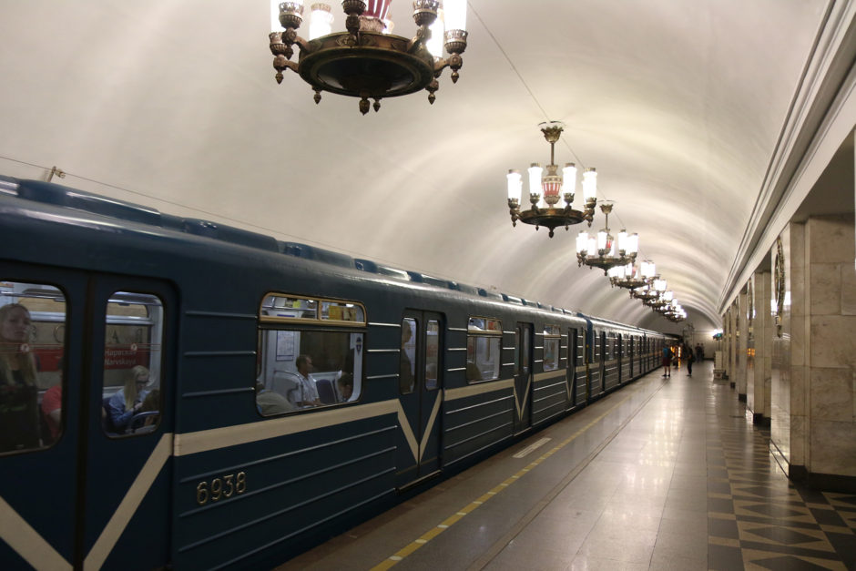 Eine Metrostation in St. Petersburg - ja mit Kronleuchtern und blitzbank sauber! 