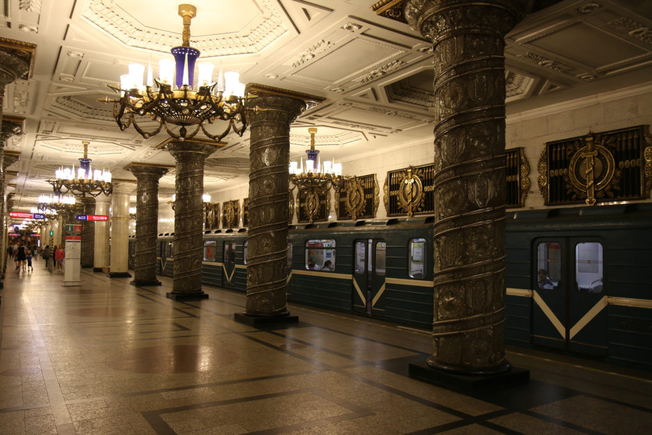 "Avtovo" wird von massiven Kronleuchtern in der Mitte der Halle und über den Bahnsteigen der Bahnhöfe beleuchtet.
