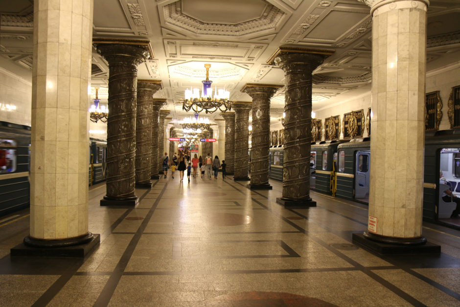 Die Station "Avtovo" - dadurch, dass die Decke nur von Säulen gestützt wird, wirkt sie sehr groß. und überhaupt nicht eng.
