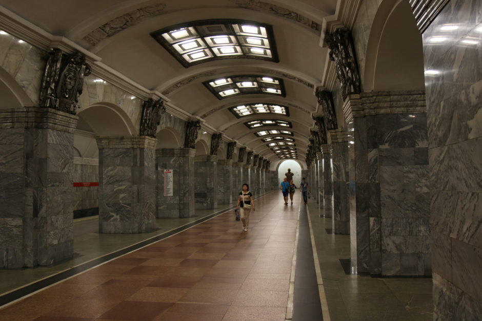 Die Station "Kirovsky Zavod" auf der Linie 1. Erbaut 1955 und ausgeschmückt mit rauchgrauem Marmor aus dem Kaukasus.