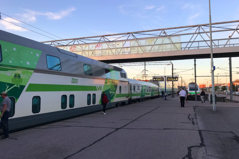 Mein frisch bereit gestellter Nachtzug von Turku über Kemi nach Rovaniemi in der Abendsonne.