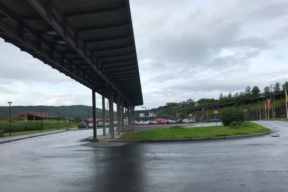 Sieben Bussteige für eine Hand voll Busse am Tag. Der Busbahnhof in Narvik.