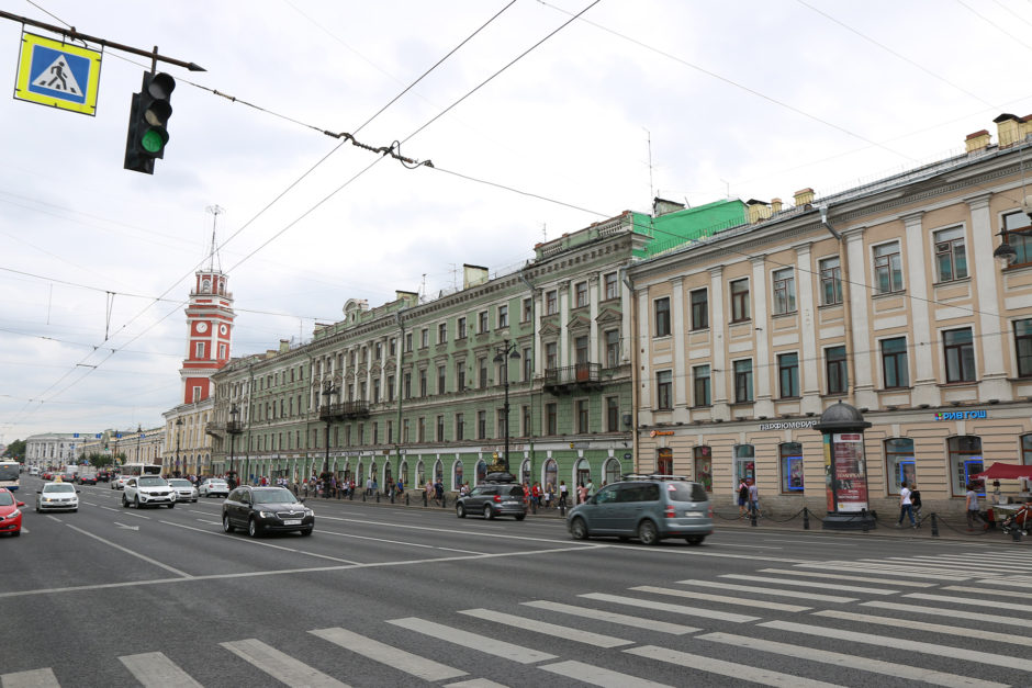 Eine der Hauptstraßen in St. Petersburg - der 4,5 Kilometer achtspurige lange Nevsky Prospekt.