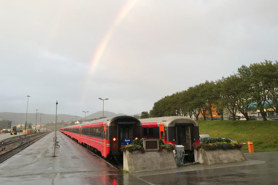 Mein Zug nach Trondheim. Noch verschlossen aber dafür mit Regenbogen.