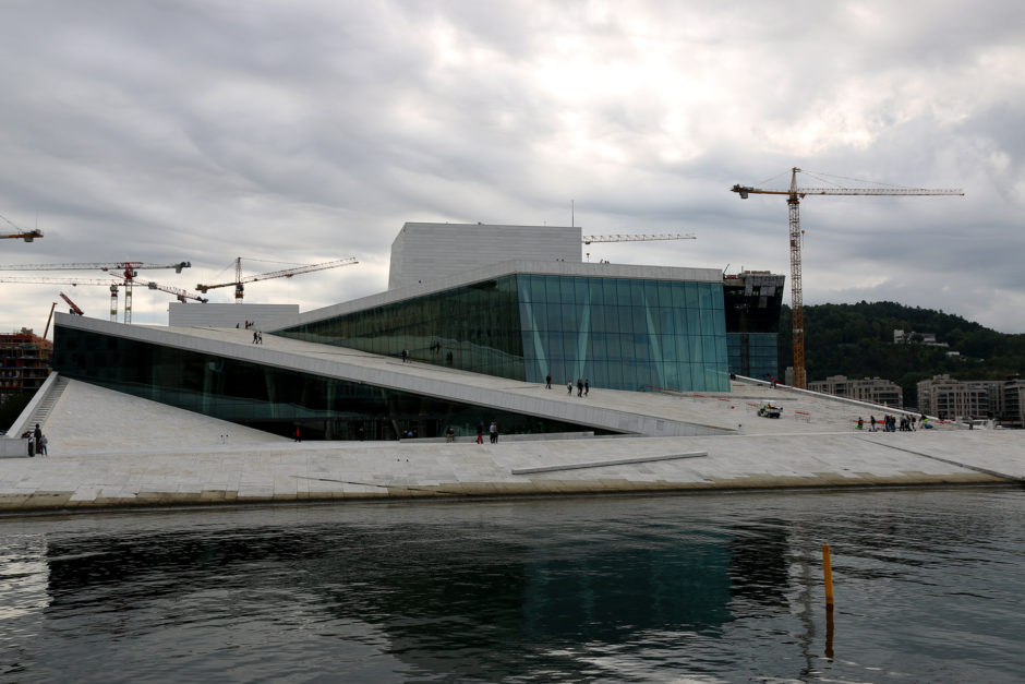 Direkt am Wasser und unter grauen dicken Wolken. Das Opernhaus in Oslo.