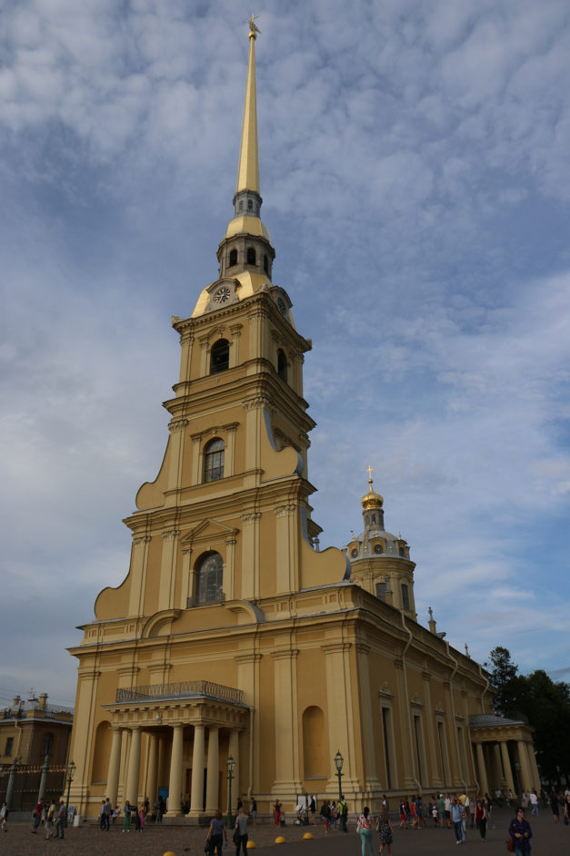 Auf der Festungsinsel steht die Peter-und-Paul-Kirche und strahlt in der Abendsonne mit ihrem goldenen Dach.