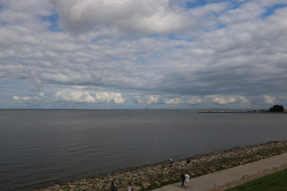 Vom Damm hat man einen tollen Blick auf die Ostsee und die Skyline von St. Petersburg.