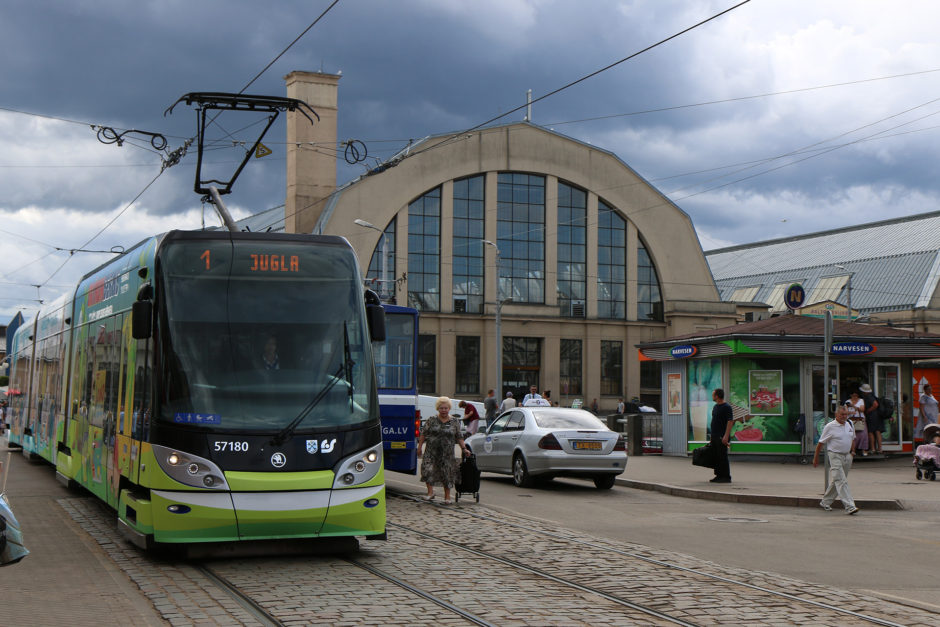 Straßenbahnen fahren auch in der lettischen Hauptstadt. Im Hintergrund die Markthalle.