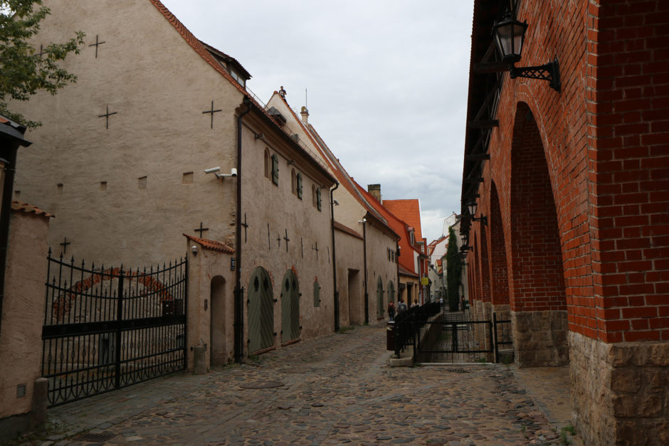 Prächtig renoviert hingegen eine Gasse an der mittelalterlichen Stadtmauer.
