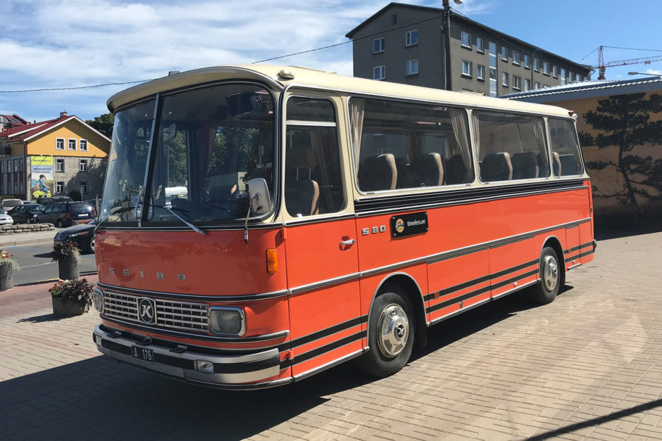In Tallinn am Busbahnhof erwartet einen dieser wunderhübsche Setra S80 (Baujahr Ende der 60er).
