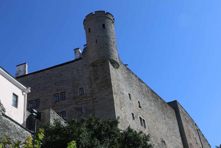 Die Stadtmauer und ein mächtiger Turm auf der westlichen Seite der Altstadt.