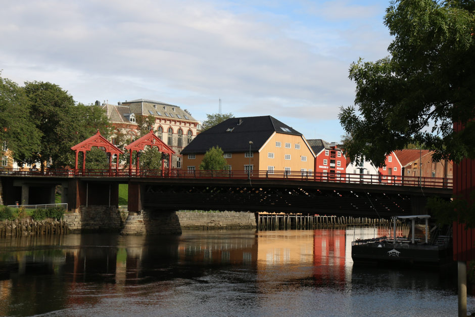 Die alte Brücke in Trondheim. Die Häuser rund herum sollte man auf jeden Fall gesehen haben.