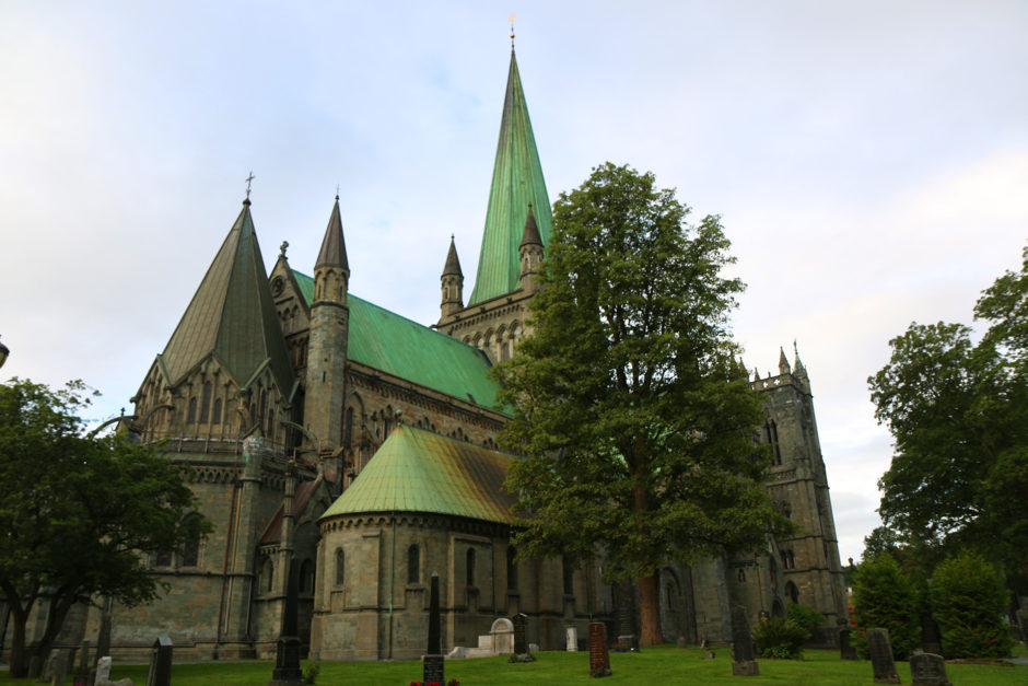 Rund um den Dom ist ein Friedhof angelegt, auf dem Bischöfe und andere Würdenträger beerdigt sind.