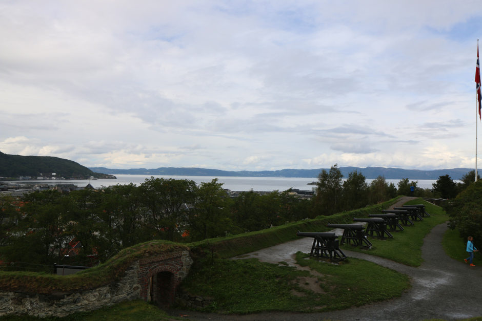 Die alten Kanonen in Trondheims Festungsanlagen.
