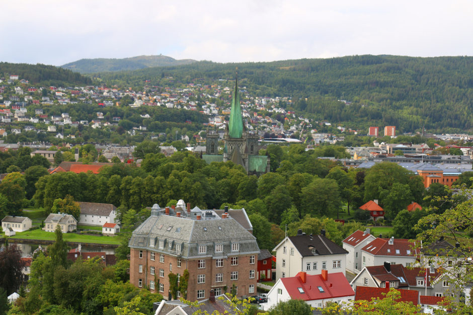 Der Blick auf Trondheim. Unübersehbar sticht auch hier wieder der Dom heraus.