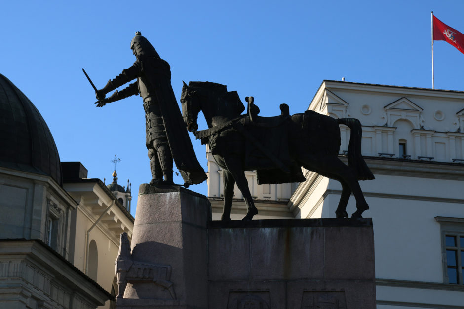 Das Denkmal am Fuße der Burg stellt Gediminas, den Großfürsten Litauens dar.