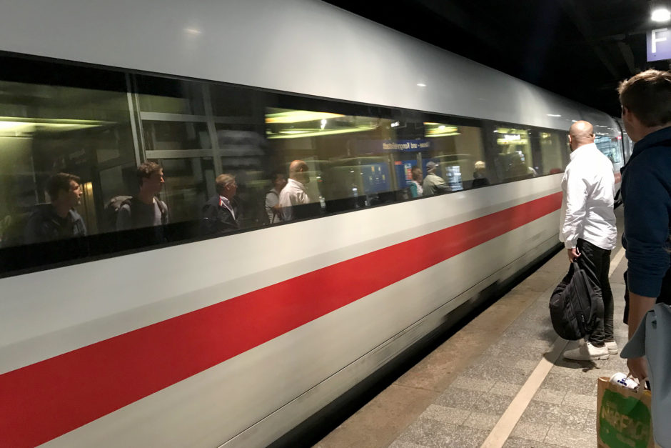 Mit gerade einmal drei Minuten Verspätung rollte ich um 1 Uhr nachts in den Wiesbadener Bahnhof.