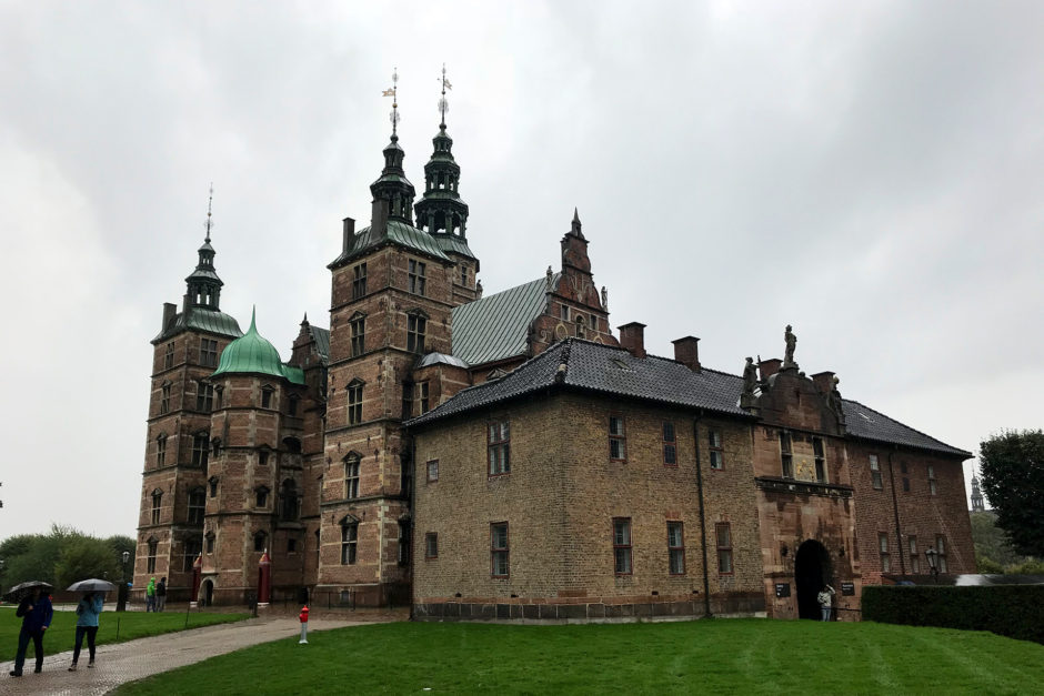 Der Rosenborg-Palast unter grauem dänischem Himmel.