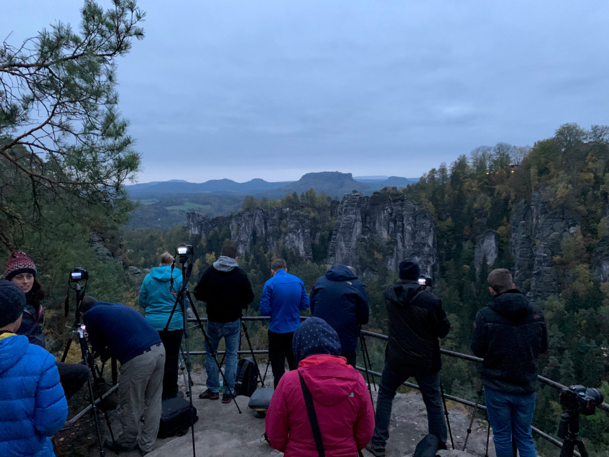 Sehr früh am Morgen. Unsere kleine Fotowalk-Truppe im Elbsandsteingebirge.