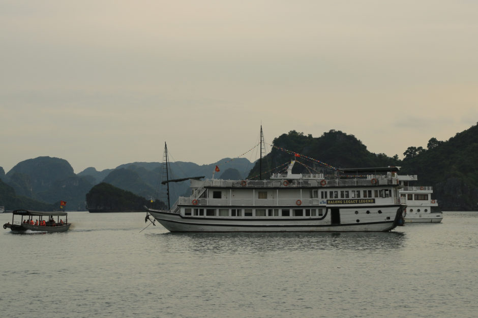 Unser Schiff und Beiboot in der Halong Bay