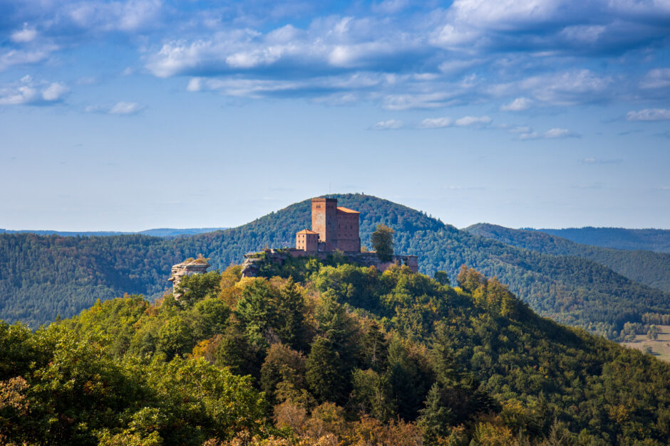Den besten Blick auf die Burg Trifels hatte man vom Plateau rund um die Burgruine Aneboss.